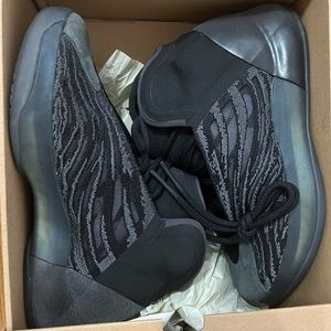 Yeezy QNTM size 5.5